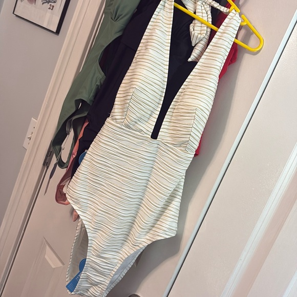 NWT Cupshe 1Pc Swimsuit M *MSRP $35* - Picture 4 of 8